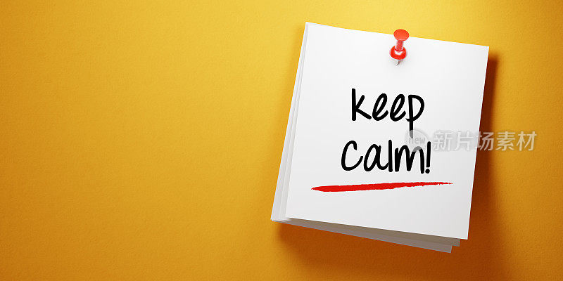 白色Sticky Note With Keep Calm Message And Red Push Pin On Yellow Background